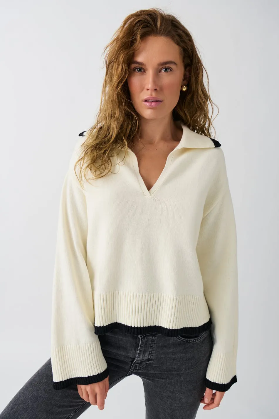 Knitted collar sweater